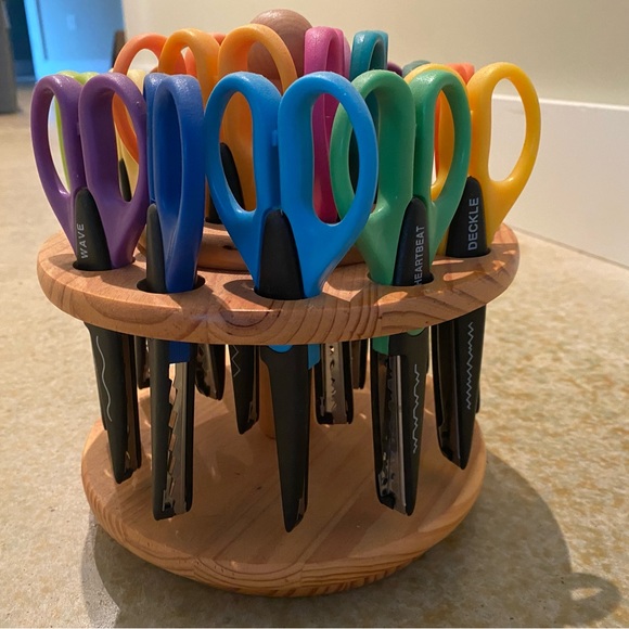 Edger scissors for kids or adult crafting - Picture 3 of 5